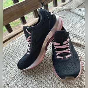BROOKS DNA AMP black with pink, used in good Care.